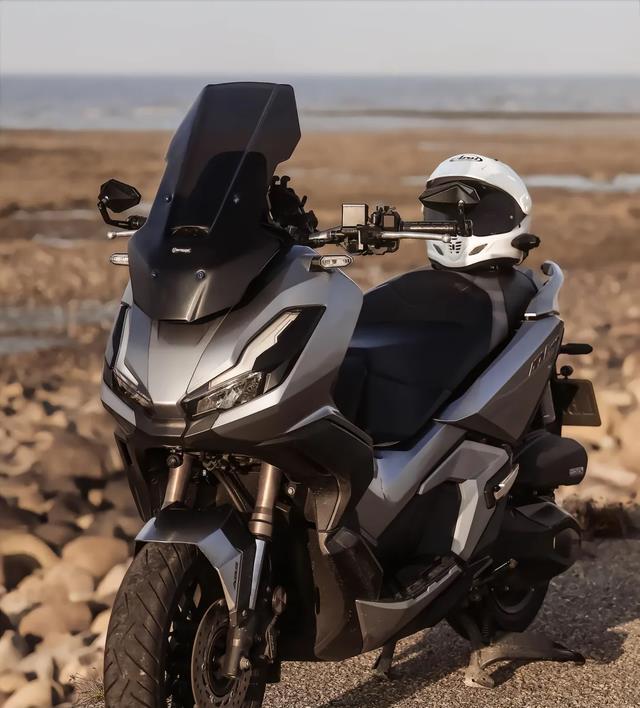 外观设计方面本田adv350继承了探险摩托车的粗犷风格