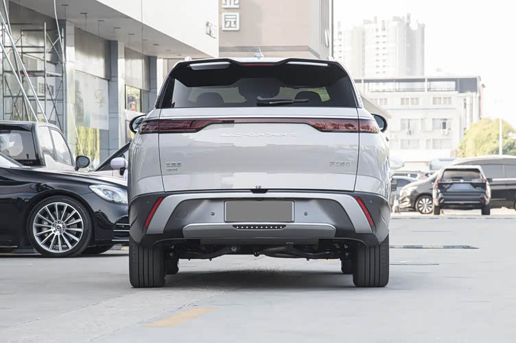 比亚迪又一荣耀版新车来袭轴距2820mm定位中型suv17万起