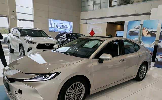 9代丰田凯美瑞:全新香槟金色漆面,演绎都市情怀