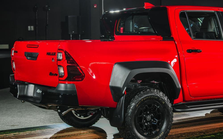 丰田hiluxrevogrsport发布挂上grsport铭牌还有宽体造型