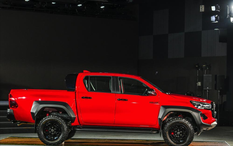 丰田hiluxrevogrsport发布挂上grsport铭牌还有宽体造型