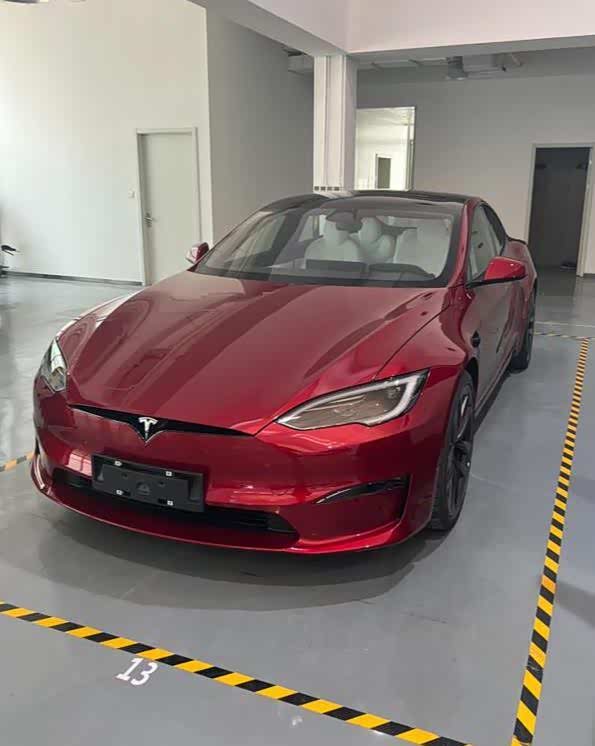 动力表现:卓越的电动性能新款models的内饰设计更加科技感十足,采用了