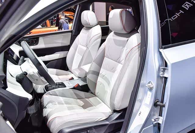 悬浮式大屏液晶屏,窄条状液晶屏幕和hud抬头显示组成三屏联动,提供