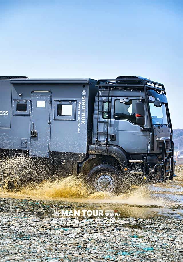 中国新重汽曼恩拓越野房车国产百万级豪车探索未知的世界