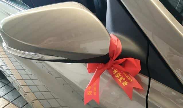 很多人在购买汽车之后,有在后视镜,或者轮毂处系上一条红绳的习惯