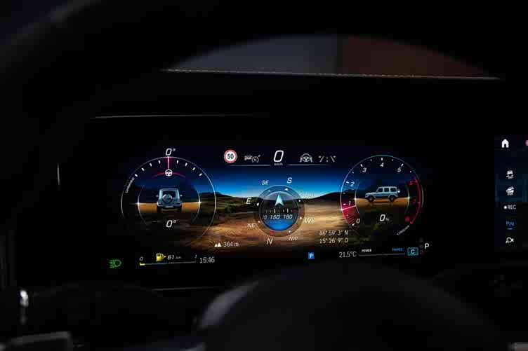 同时加入了eqe suv和 glc的「透明引擎盖」功能,透过镜头模拟可以看见