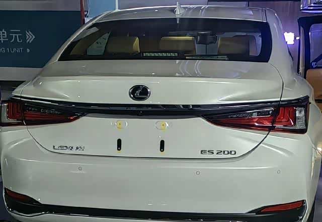 特供车雷克萨斯es200如今降8万促销巅峰期35万落地保值率崩塌