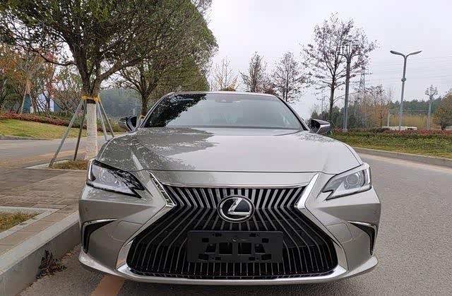 特供车雷克萨斯es200如今降8万促销巅峰期35万落地保值率崩塌