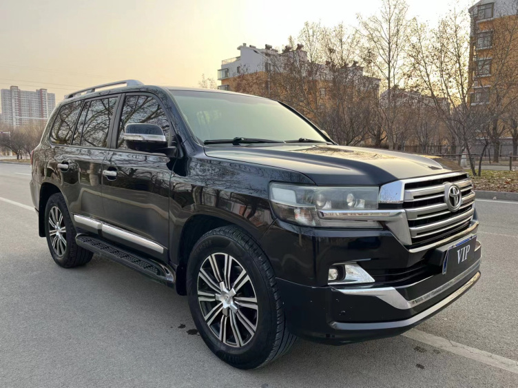 新车80多万10年后还值多少钱丰田汽车的理财神器丰田陆地巡洋舰