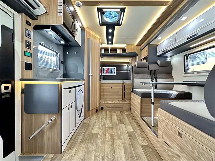 戴德云游依维柯双拓展房车落地50w的高品质房车