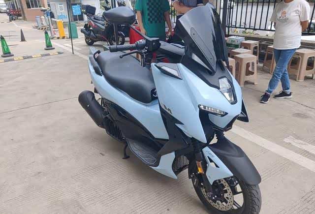 第三,升仕150系列踏板,售价15800元,这台车小编是试驾过的,整体骑行