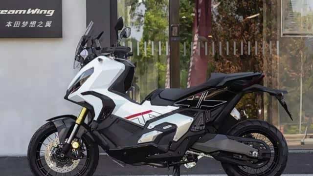 当然,踏板车界的本田车也非常出色,而这款来自于本田的硬派系跨界adv