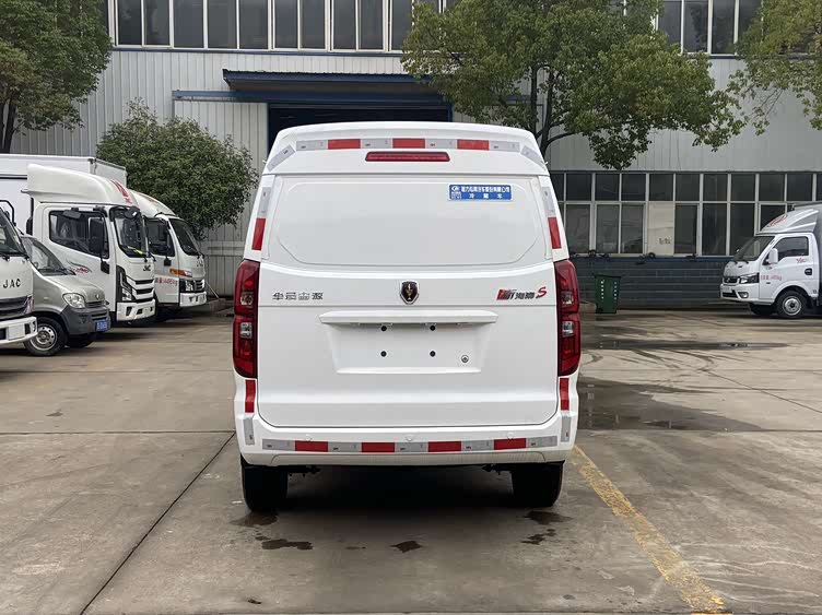 金杯新海狮面包汽油冷藏车15排量