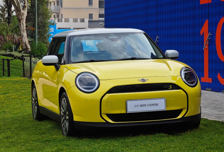 版的mini有些类似,保持了燃油车的那种纯真效果,只不过细节是朝着电动