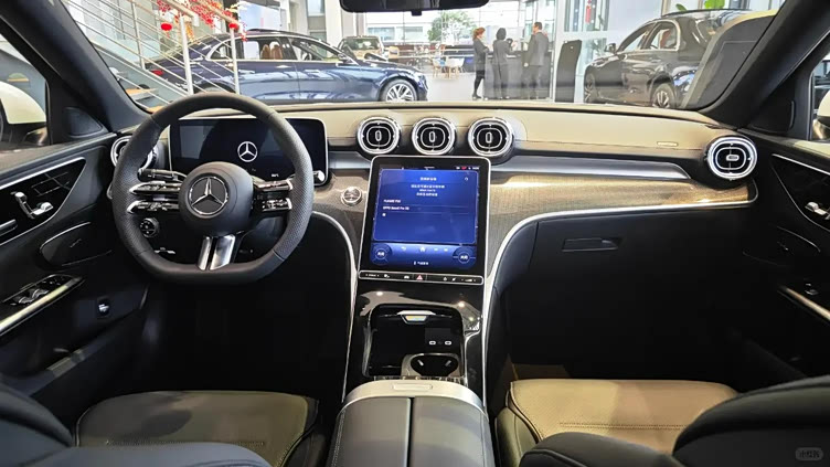 售价微涨新款奔驰长轴距c级正式上市全系新增前排中部气囊