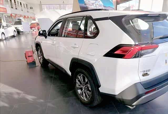 探店丰田rav4荣放低配优惠4万元20l两驱纪念版卖的多