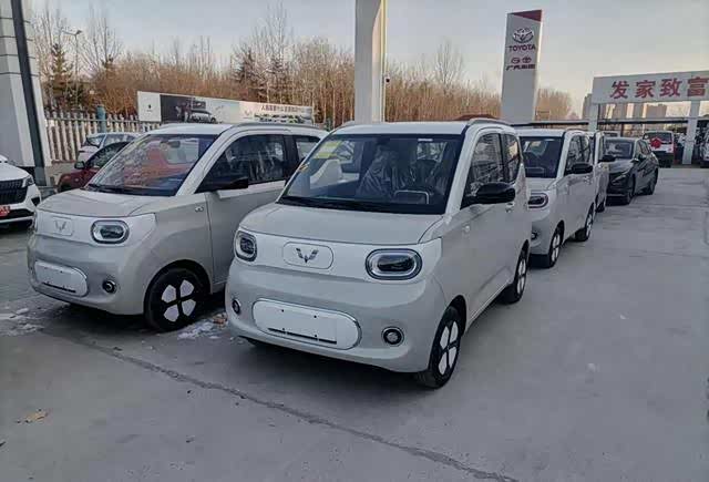 探店五菱宏光miniev老款马卡龙优惠13万元新款销量较高