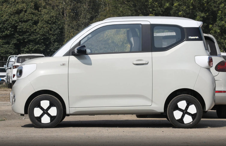 电动车越来越卷,第三代宏光miniev马卡龙和长安lumin,谁更强?