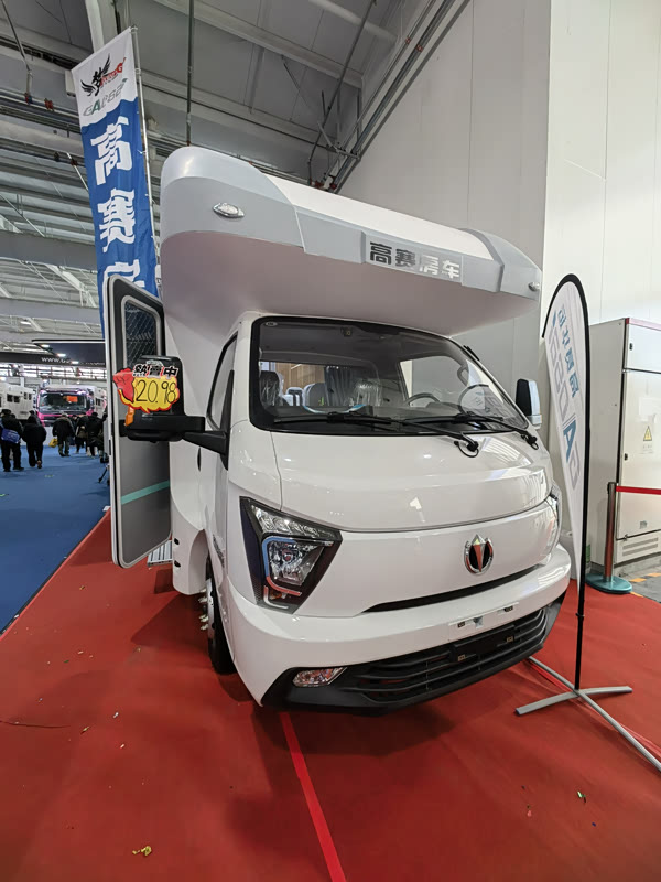 最想提的是这款高赛房车,是结合飞碟缔途微卡底盘打造的c型房车,我