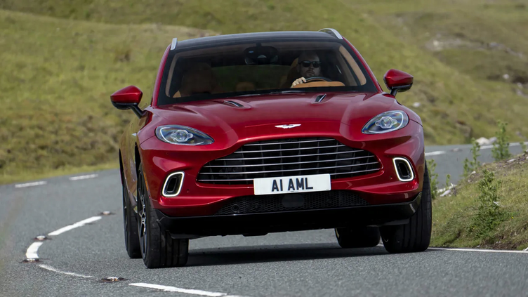 火红的英伦闪电阿斯顿马丁dbx实车图发布