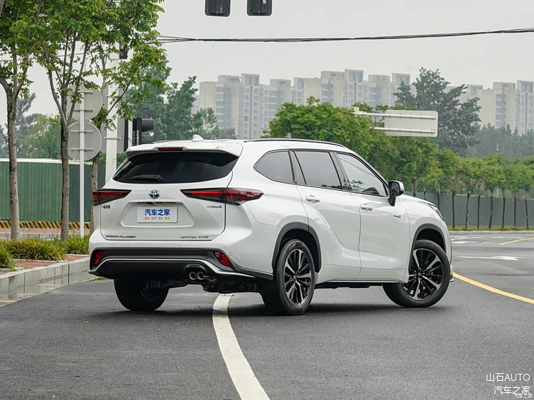 7座suv的新选择,丰田皇冠陆放降价3.8万,配2.5l混动,油耗5.97l