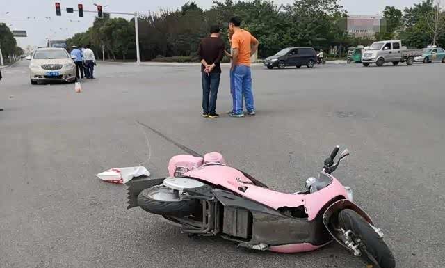 不小心把电动车主撞伤了是先报保险还是先垫钱搞错顺序要吃亏