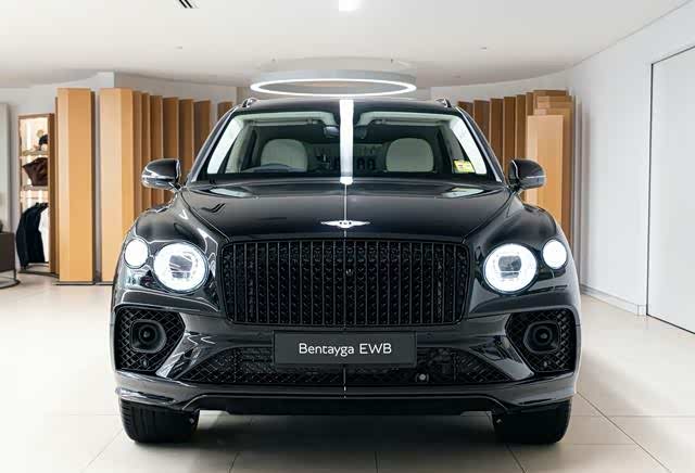 宾利bentaygaewb能去沙地越野也能在城市谈商务