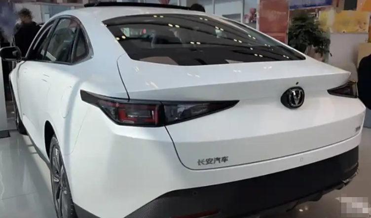 家用三厢车市场迎新挑战者新款长安逸动登场秦plus地位不保