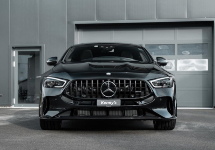 前脸部分,新款梅赛德斯-amg gt四门版采用了黑武士风格的设计,让整个