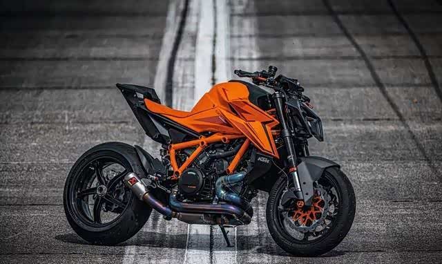 全新1390superdukerevo在炸裂的路上越走越远