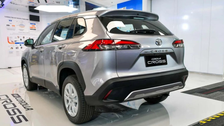 新款丰田卡罗拉cross前脸更加前卫很漂亮