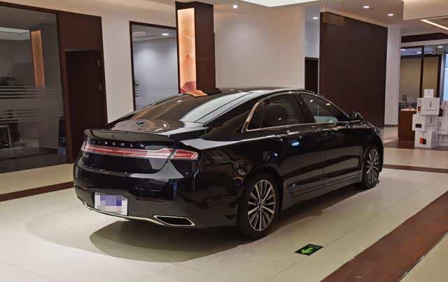 光从造型设计上,就能感受到林肯mkz尊贵大气的豪华形象,精致的大尺寸