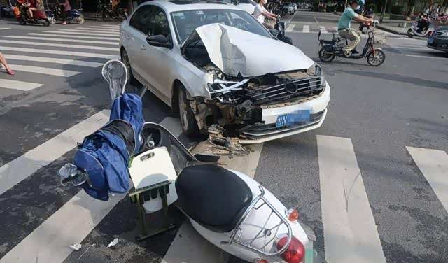 不小心把电动车主撞伤了是先报保险还是先垫钱搞错顺序要吃亏