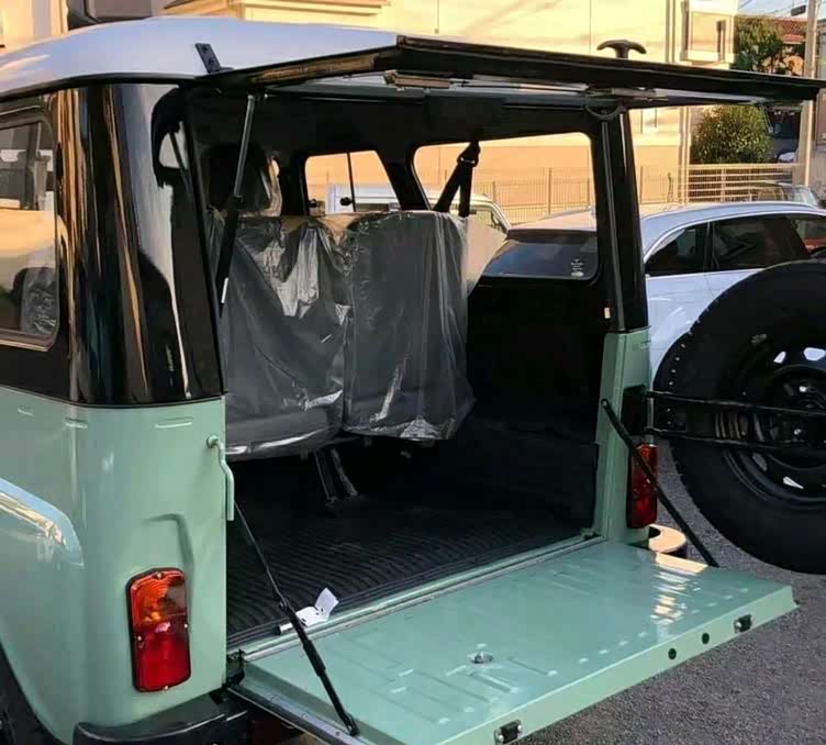 瓦滋猎人硬派越野车:探索无界的越野传奇