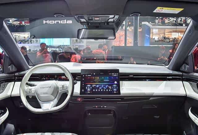 悬浮式大屏液晶屏,窄条状液晶屏幕和hud抬头显示组成三屏联动,提供