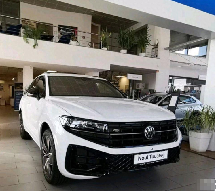 大众途锐末代版实车曝光运动包围战斧轮毂v6引擎依旧强悍