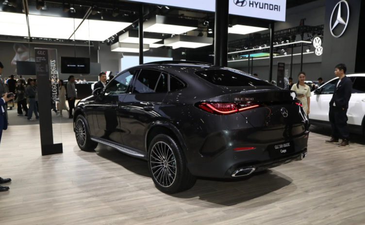 奔驰全新glc轿跑suv国内亮相售价4895万起优雅运动风十足