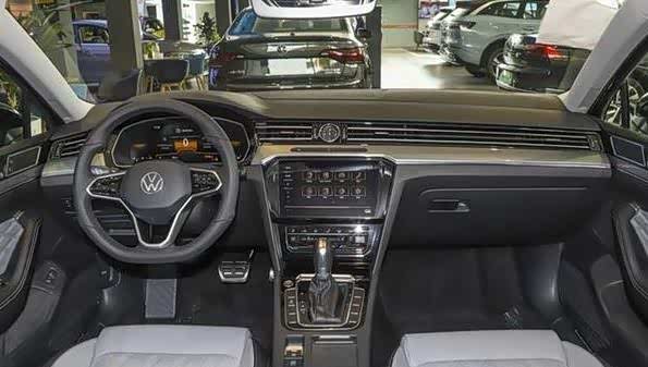 大众新迈腾街拍曝光换15t引擎更省油还看本田雅阁