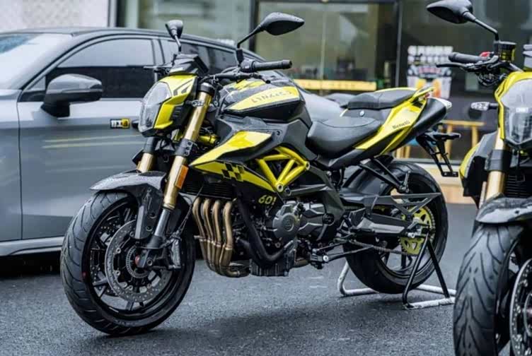 1万,作为国产首台四缸街车,黄龙600曾经也是许多摩友人生的第一辆四缸