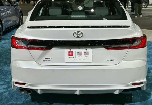 实拍全新美版凯美瑞造型动感时尚搭载25l混动节能又环保