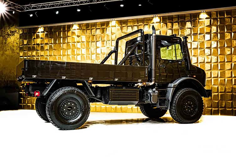 在车辆的引擎盖之下,隐藏着一台奔驰om 934直列四缸柴油发动机.