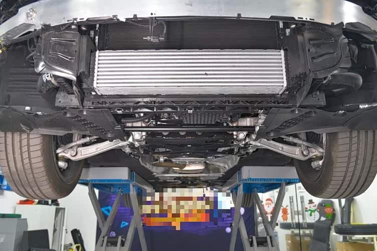 因为此车的瓦片已经受损,所以决定进行全面替换.