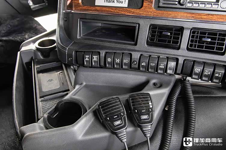 美国肯沃斯k220牵引车实拍不是常见的美式长头车辆内饰真经典