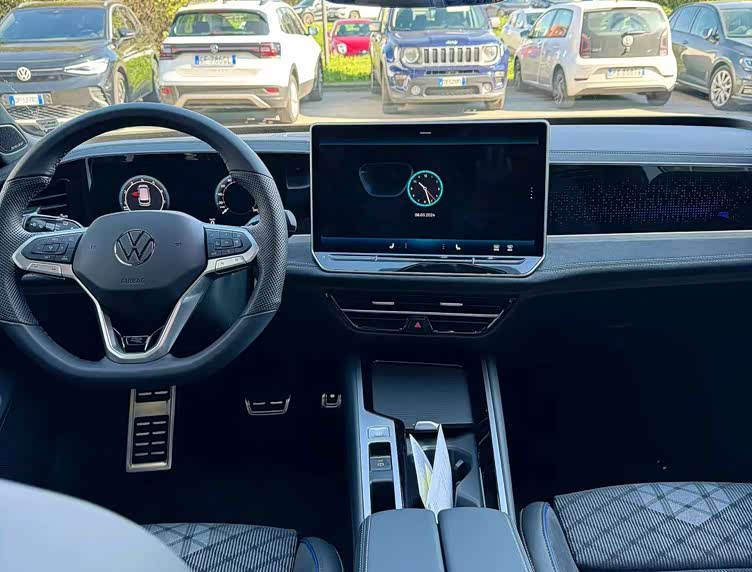 总的来说,新款大众帕萨特在外观,内饰,动力和安全性能等方面都表现