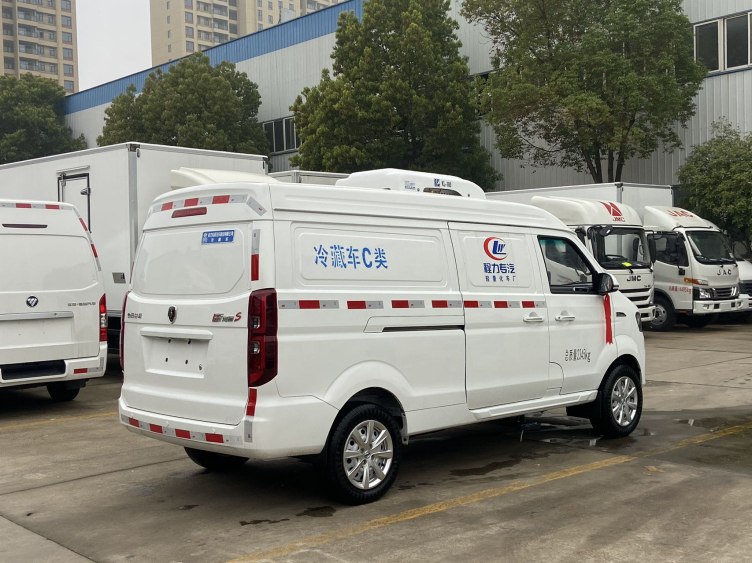 金杯新海狮面包汽油冷藏车15排量