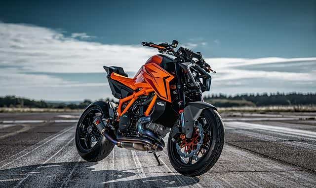 全新1390superdukerevo在炸裂的路上越走越远