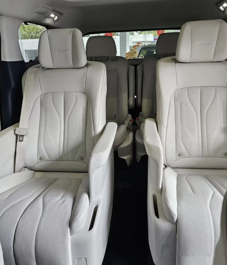 别克gl8陆尊phev实车到店,售价35.99万起