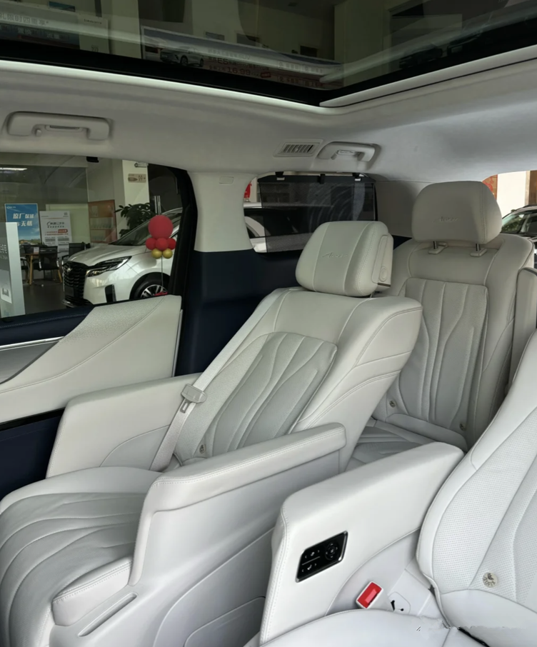 别克gl8陆尊phev实车到店,售价35.99万起