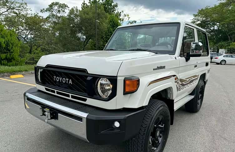 新款兰德酷路泽lc71越野车:硬派越野的传奇之作