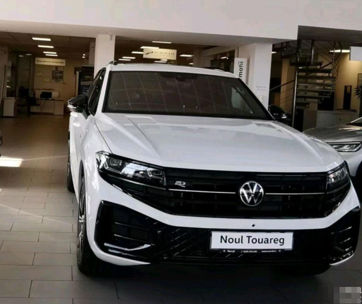 大众途锐末代版实车运动包围战斧轮毂v6引擎依旧强悍